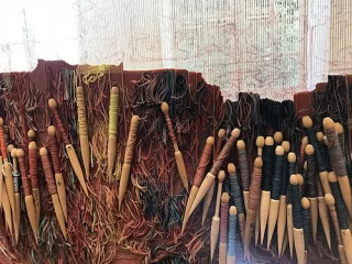 Broches pendant le tissage